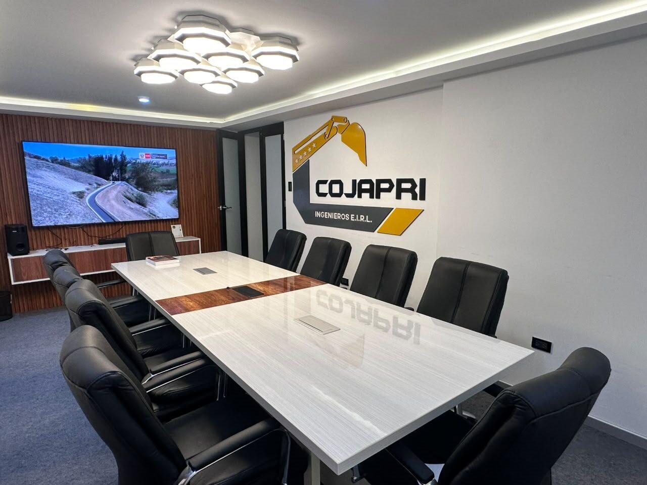 Sala de reuniones de COJAPRI Ingenieros E.I.R.L.