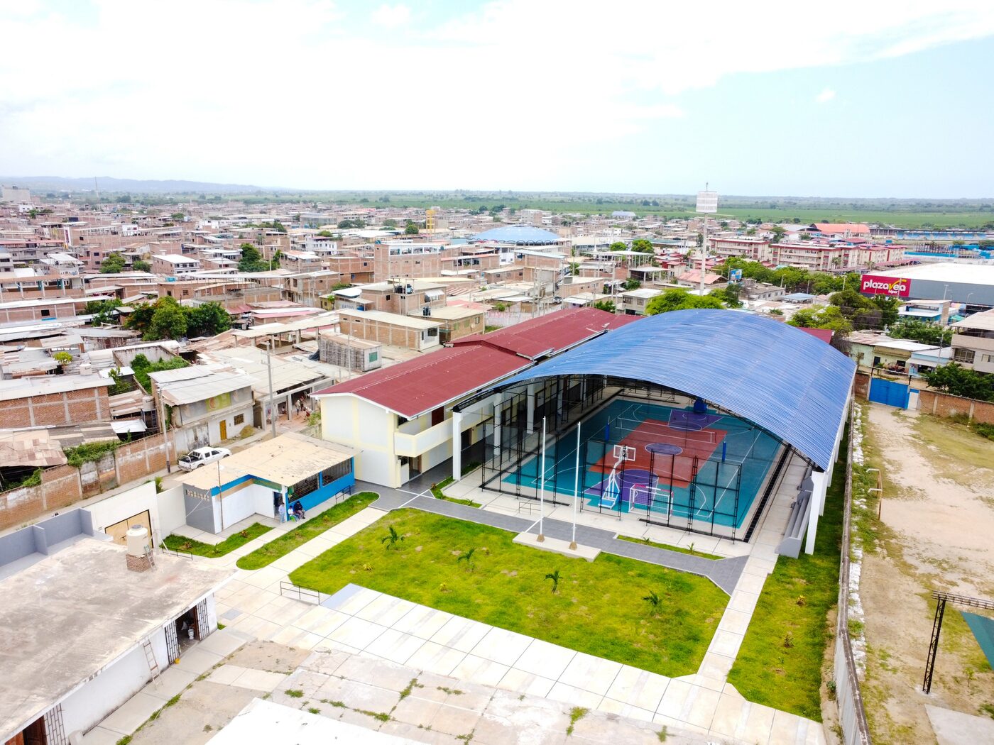 Institución educativa con losa deportiva techada