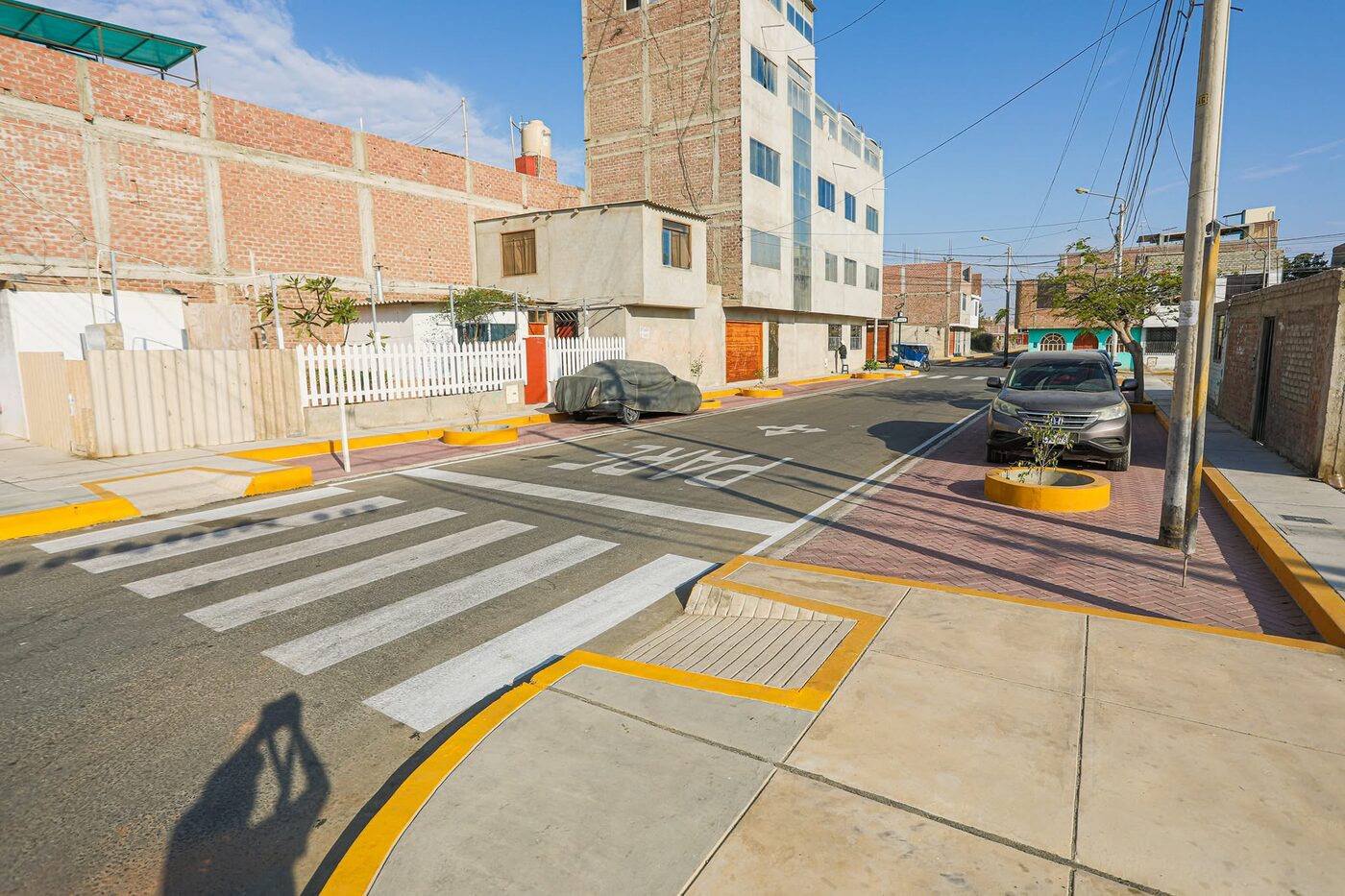 Calle pavimentada con veredas y señalización